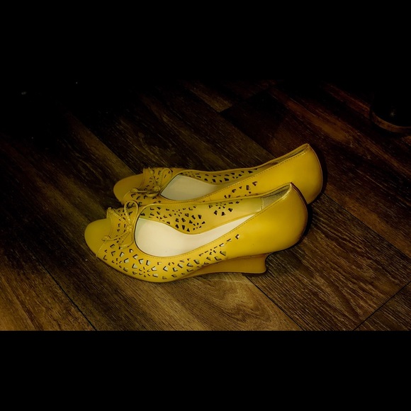 Anne Klein shoes - Picture 2 of 3